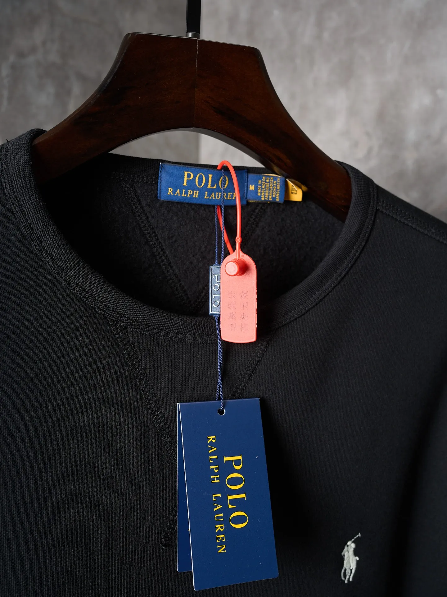 P290 Actual auction】Ralph Lauren/Ralph Lauren solid color pony logo embroidered round neck sweatshirt (black) [Ready stock] S M L XL custom cloud-like honey cotton fleece sweatshirt material with delicate feel and comfortable skin fit. A touch of midnight navy blue as the main color, exquisite red pony logo embellishment, full of recognition, with an atmosphere of freedom and vitality, a symphony of pure and smart colors, and outlining a high-end silhouette with extreme simplicity. Become the smart focus of vision and show your taste in silence. Use imported machine embroidery technology. Use advanced computer control system and precision mechanical components to realize the iconic pony embroidery operation. High precision. The lines are smooth and delicate. Adopt Hasuo technology. Use specific machines to sew. Hasuo has high fastness. It adds visual effects. It is time-consuming and labor-intensive. The fabrics have been washed and have a better hand feel. Not easy to deform. Not easy to shrink. Not easy to fade. Maintain long-term beauty and fit.